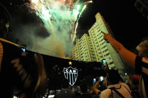 Atltico celebrou aprovao do projeto do estdio com show de fogos na sede de Lourdes, em BH