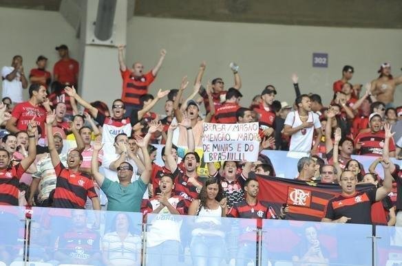 Flamenguistas assistem  derrota de seu time ante o Cruzeiro no Mineiro