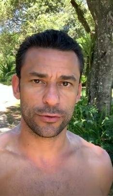 Fred não larga o celular desde que aprendeu a fazer Stories no Instagram. Na foto, ele faz campanha para ganhar desconto em um resort no litoral de Santa Catarina