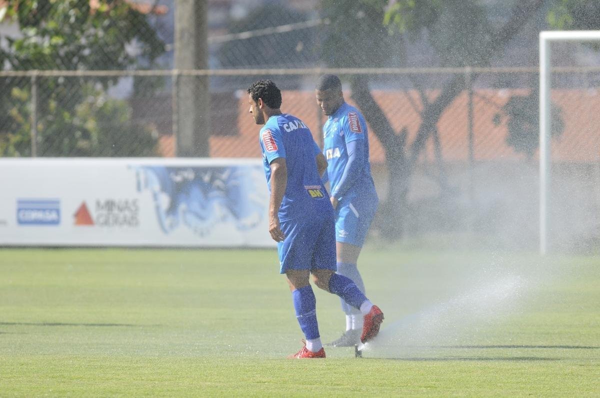Com dois gols de Fred, um de Arrascaeta e um de Rafael Sobis, o Cruzeiro goleou o Guarani de Divinpolis por 4 a 1, nesta quarta-feira (10/1), na Toca da Raposa II, no primeiro jogo-treino da temporada 2018