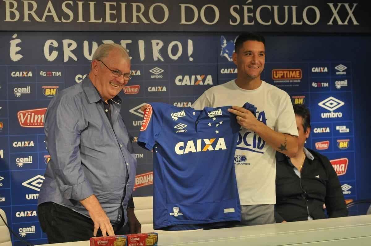 Thiago Neves foi apresentado no Cruzeiro pelo presidente Gilvan de Pinho Tavares