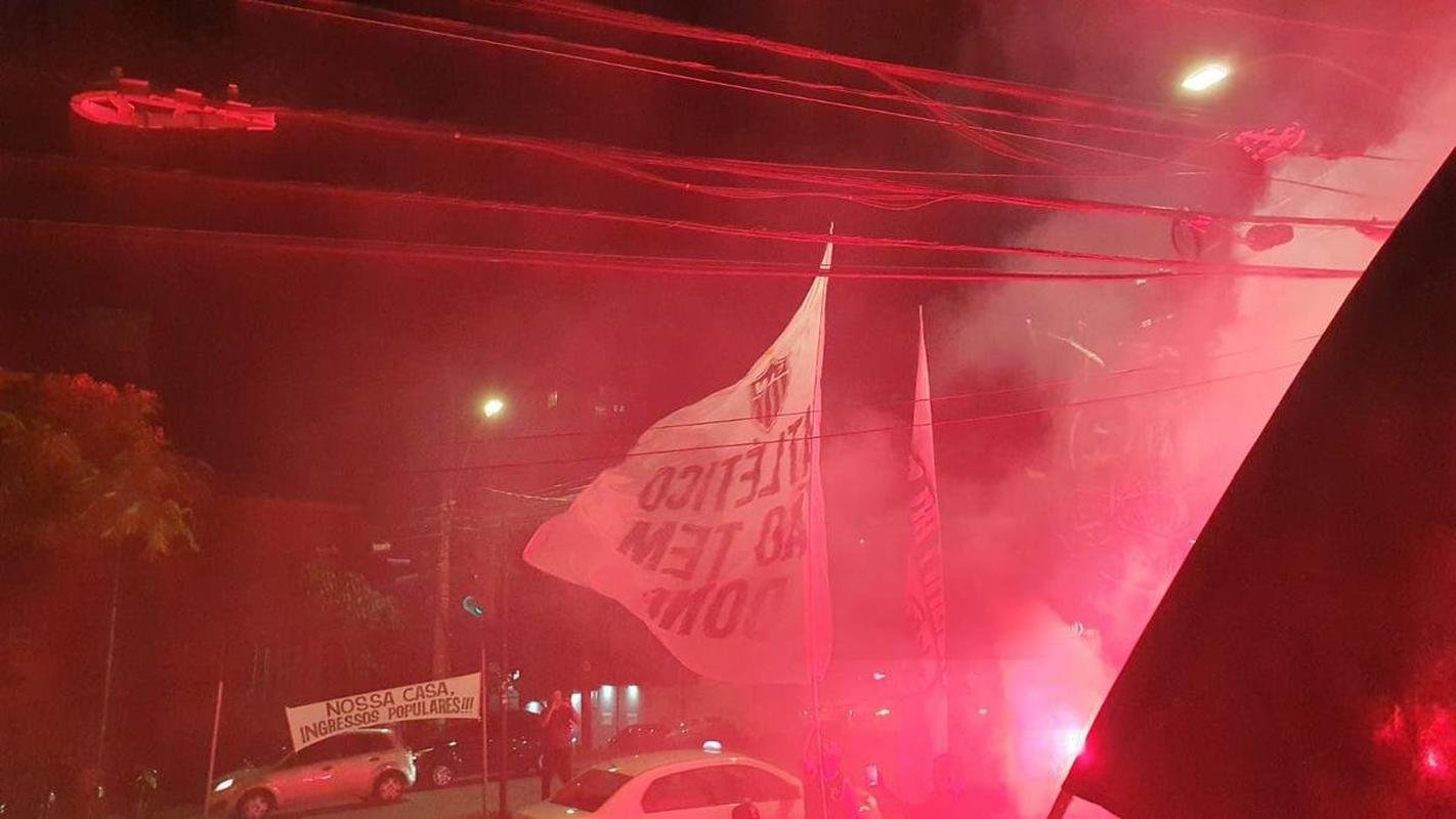 Torcedores do Atltico protestaram em frente  sede do clube nesta segunda-feira (21/11)