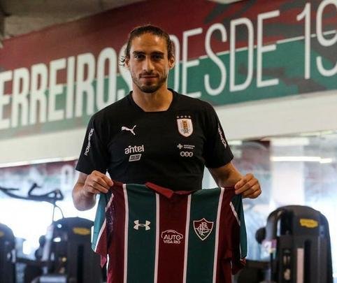 Martín Cáceres, do Uruguai, posa com camisa do Flu