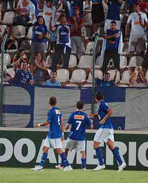 Gol de Roger, no fim, recolocou o Cruzeiro na briga pela vaga na grande final