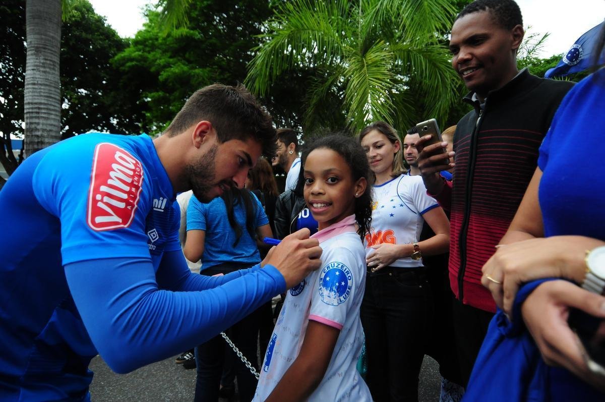 Com presena da torcida, Cruzeiro seguiu preparao para jogo contra o Fluminense, no Mineiro. Nesta sexta, Mano definiu Lucas Silva como substituto de Henrique, suspenso. O zagueiro Leo treinou normalmente aps se recuperar de leso e ser relacionado. 