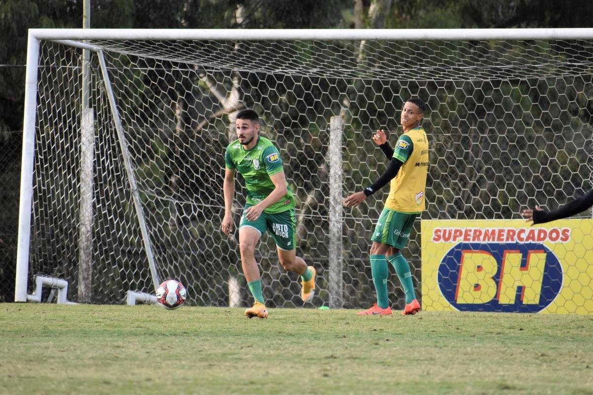 O Amrica segue em preparao para a deciso do Campeonato Mineiro, contra o Atltico. No prximo sbado (22), s 16h30, os rivais se enfrentaro no Mineiro, em Belo Horizonte. Para ser campeo estadual pela 17 vez, o Coelho precisar vencer o confronto. Isso porque a primeira partida terminou empatada em 0 a 0, e o Atltico possui a vantagem de jogar por um novo empate.
