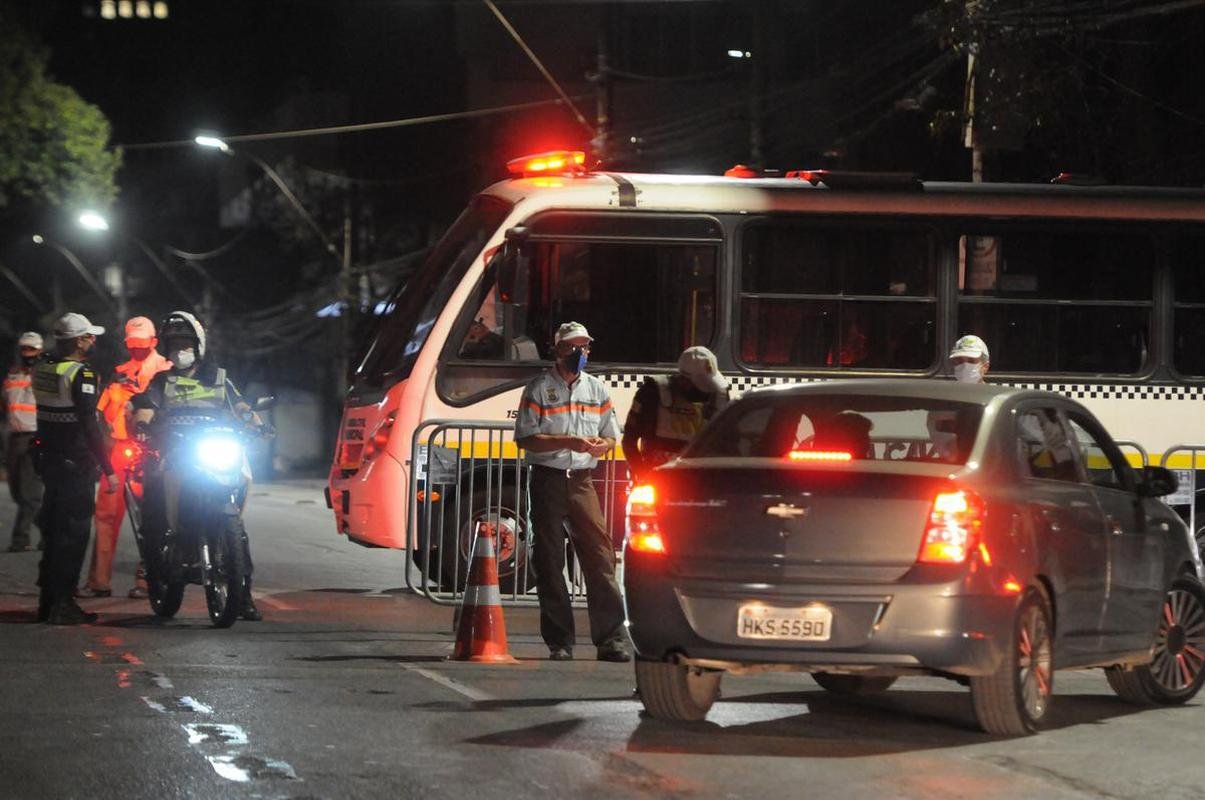 Torcida do Cruzeiro voltou ao Mineiro aps meses de ausncia devido  pandemia. Houve grandes filas devido  desorganizao do clube, que demorou a enviar funcionrios aos portes para fazer a conferncia dos exames de COVID-19. Na Alameda das Palmeiras, muitos cruzeirenses se aglomeraram e no usaram mscara prximo ao Bar do Peixe.
