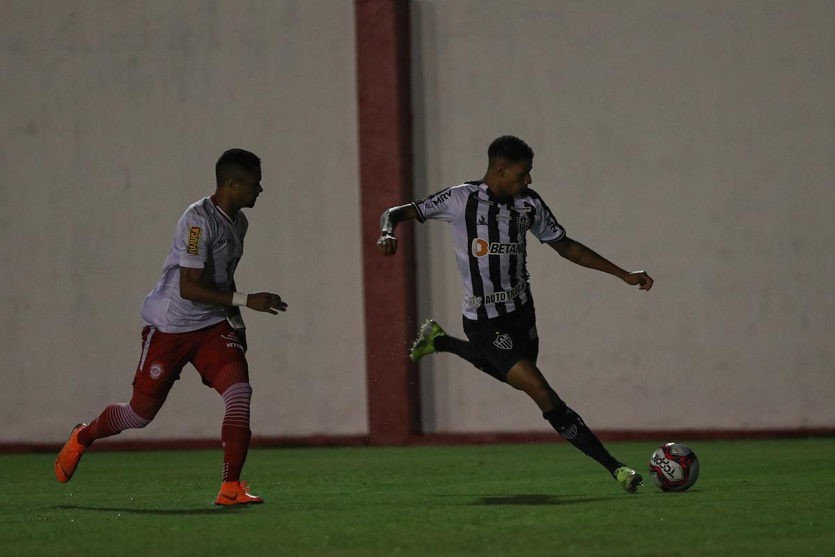 Tombense e Atlético se enfrentaram nesta quinta-feira (4), em partida válida pela 2ª rodada do Campeonato Mineiro. O confronto foi realizado no Estádio Antônio Guimarães de Almeida, em Tombos. No primeiro tempo, uma queda de energia paralisou a partida por cerca de 20 minutos.