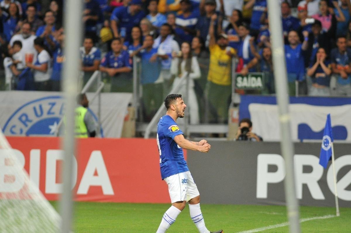 Robinho virou o placar para o Cruzeiro no Mineiro ao completar, de peito, o cruzamento de Arrascaeta