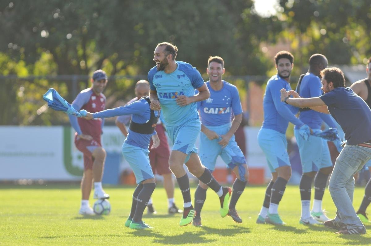 Fotos do atacante Barcos sendo batizado pelos jogadores do Cruzeiro