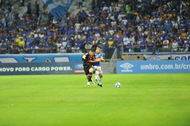 Lances do primeiro tempo da partida entre Cruzeiro e Atltico-PR, no Mineiro, pelas oitavas de final da Copa do Brasil