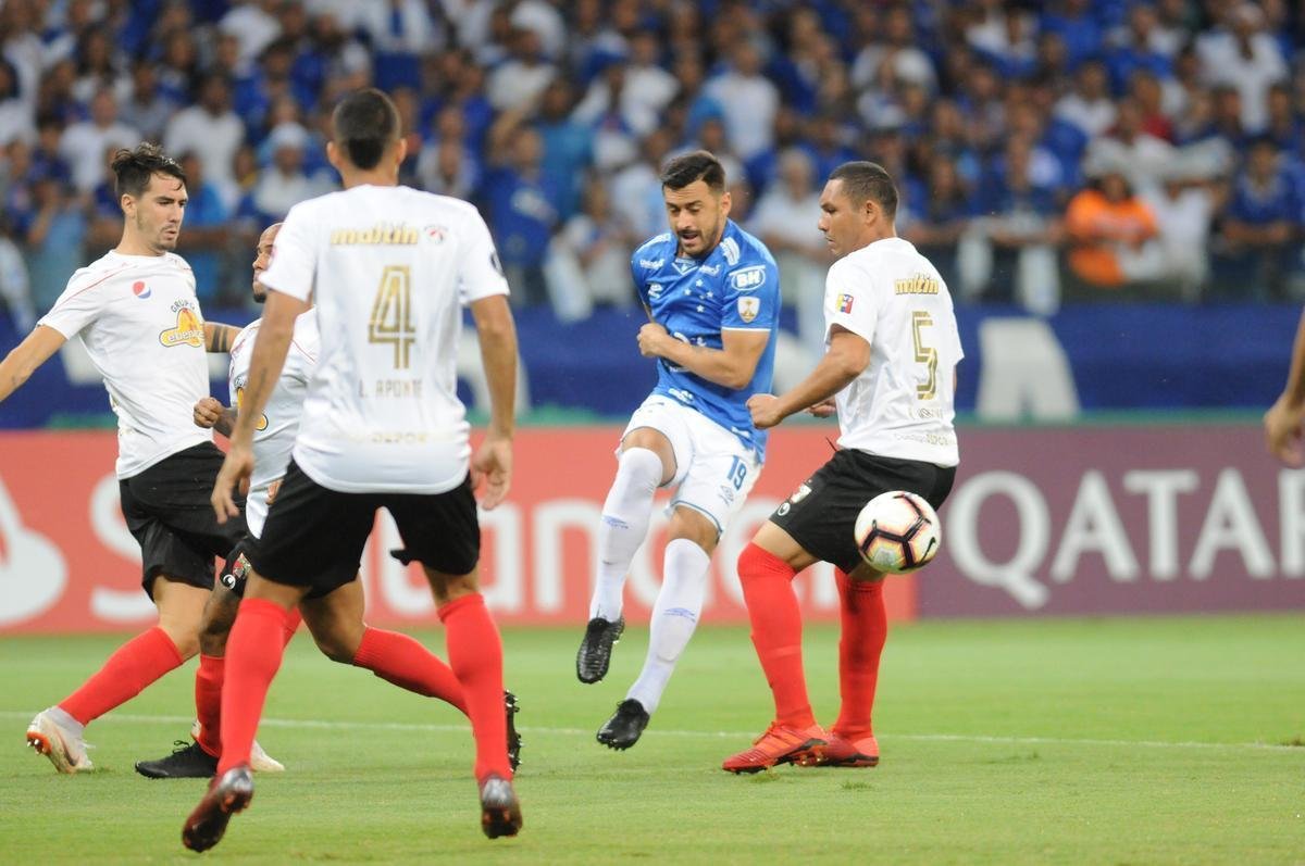 Fotos do jogos entre Cruzeiro e Deportivo Lara no Mineiro