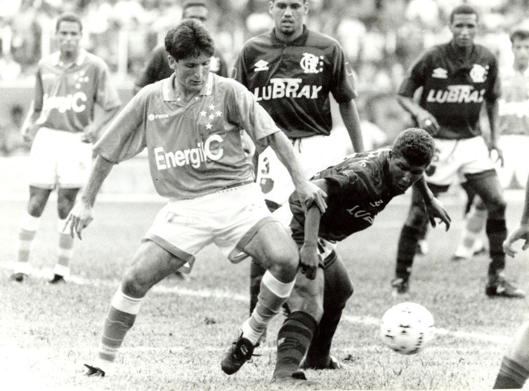 1995 - Tambm nas quartas de final, Cruzeiro e Flamengo se enfrentaram. No primeiro jogo, no Mineiro, vitria do Flamengo por 1 a 0. No Maracan, empate por 1 a 1. 