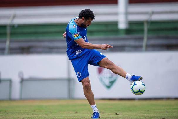 Jogadores do Cruzeiro treinaram nesta terça-feira nas Laranjeiras, estádio do Fluminense, no Rio de Janeiro. Adilson Batista pode promover entradas de Ezequiel e Fred ao time diante do Grêmio, na quinta-feira.