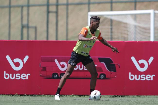Com seriedade, mas tambm descontrao, o Atltico treinou sob sol forte na manh desta sexta-feira (21), na Cidade do Galo, em Vespasiano. Este foi o quinto dia de pr-temporada para o clube mineiro em 2022, sob o comando do tcnico argentino Antonio 'El Turco' Mohamed. Novas baixas, o volante Allan e o atacante Keno testaram positivo para COVID-19 e no participaram das atividades (ambos cumprem perodo de sete dias de isolamento social).