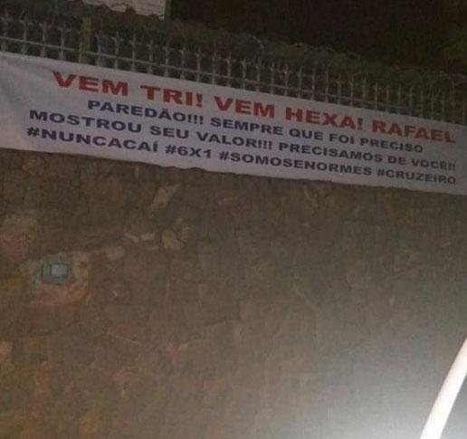 Faixas de incentivo para os jogadores e o tcnico Mano Menezes