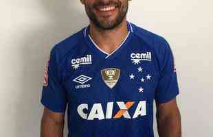 Fred - logo depois de rescindir com Atltico, o atacante foi anunciado pelo Cruzeiro. O contrato ser de trs temporadas. O jogador de 34 anos j havia defendido a Raposa entre agosto de 2004 e agosto de 2005. Em 71 jogos, marcou 56 gols.