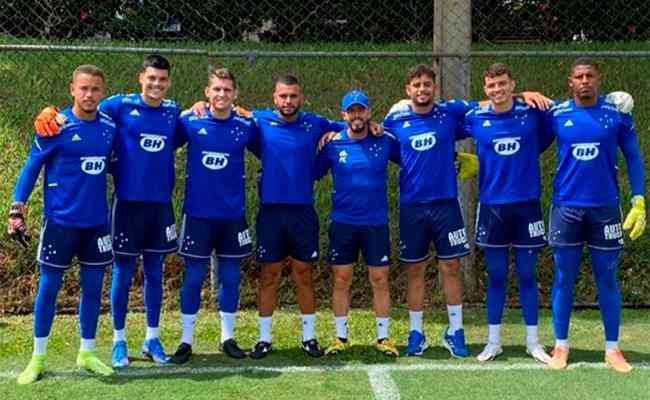 Reinaldo Hourneaux (quarto da esquerda para a direita) publicou foto ao lado de goleiros do Cruzeiro