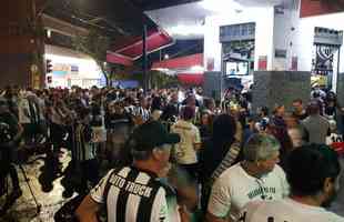 Atleticanos no Bar do Salomo, em BH, durante a final da Copa do Brasil contra o Athletico-PR.