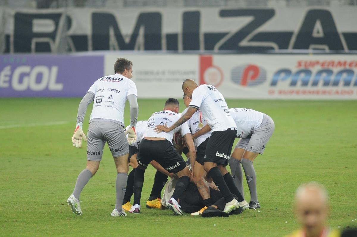 Atltico ergue a taa de campeo mineiro de 2020; na comemorao, tcnico Jorge Sampaoli  carregado pelos jogadores no Mineiro