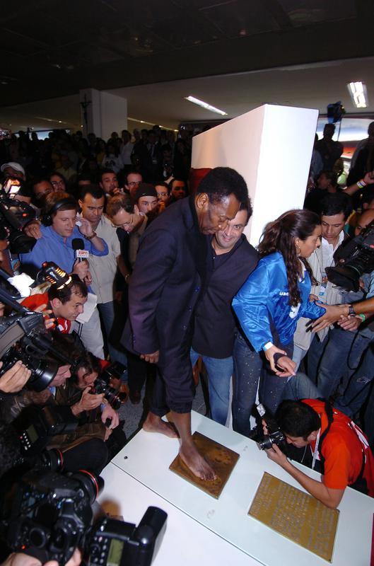 18/06/2008 - Pel recebeu um trofu no Mineiro e colocou os ps na Calada da Fama do estdio antes do jogo entre Brasil e Argentina pela sexta rodada das Eliminatrias da Copa do Mundo de 2010. Cerimnia contou com a presena do ento governador de Minas, Acio Neves.