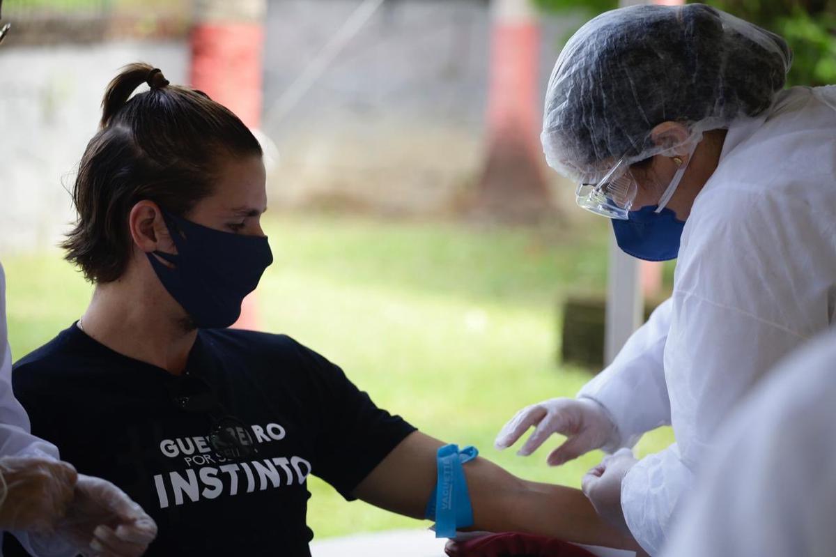 Iniciando o processo de retorno às atividades, o Sport realiza na manhã desta quinta-feira, na Ilha do Retiro. a testagem em todo o corpo de profissionais que terão acesso ao CT. Serão 93 exames da Covid-19 para jogadores, comissão técnica, funcionários e staff.