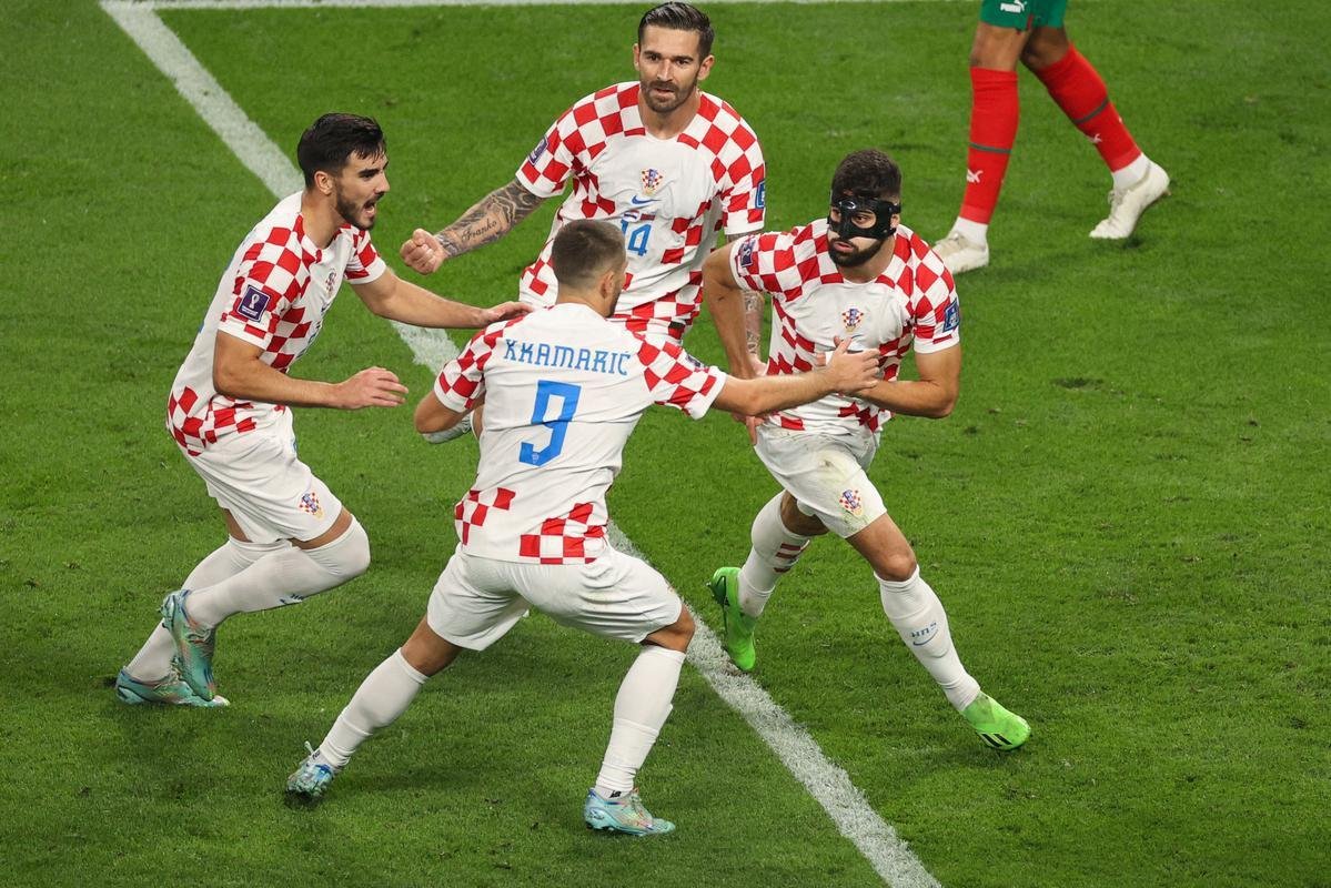 Josko Gvardiol abriu o placar para a Crocia sobre o Marrocos com um lindo gol de cabea: 1 a 0