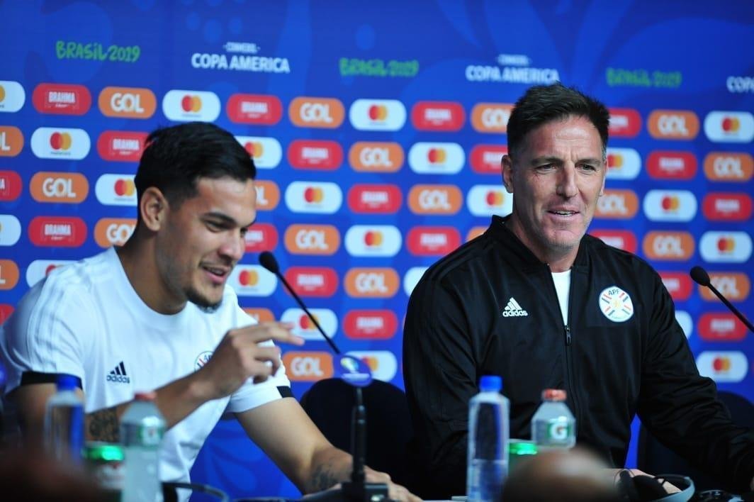 Tcnicos de Argentina e Paraguai, juntos de um jogador de cada equipe, em entrevista no Mineiro
