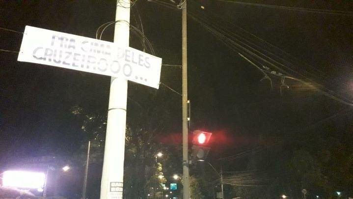 Faixas de apoio ao Cruzeiro so estendidas em Belo Horizonte antes da partida contra o FLuminense