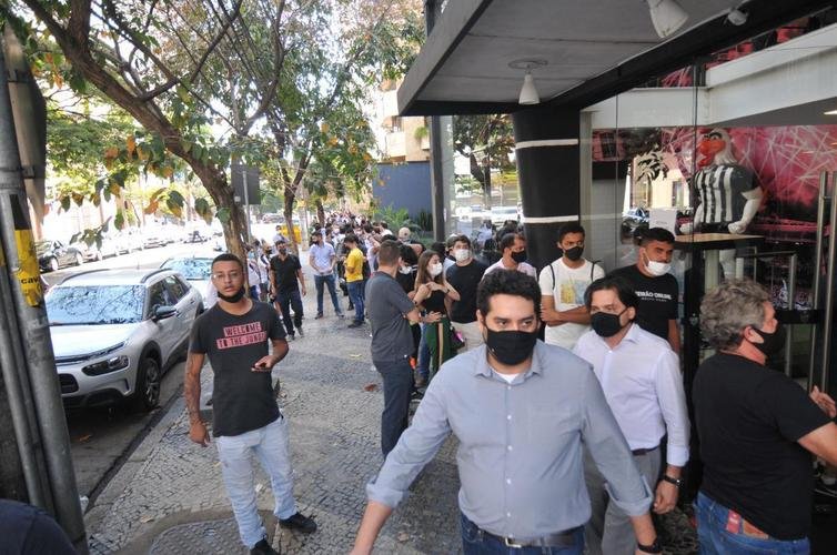 Torcedores do Atlético fazem fila por ingresso para jogo com River Plate