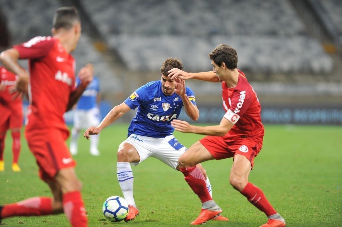 Imagens do duelo entre Cruzeiro e Internacional, no Mineiro, pela 22 rodada do Brasileiro 