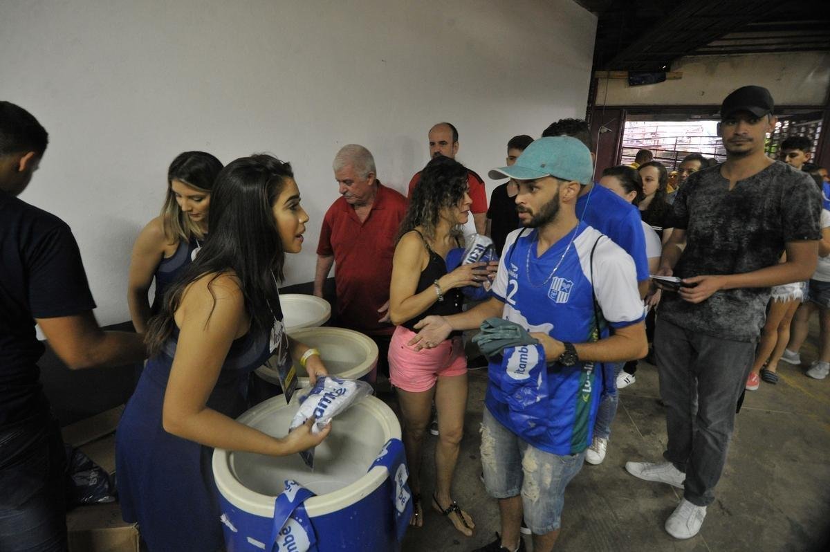 Veja fotos das torcidas na deciso da Superliga Feminina no Mineirinho
