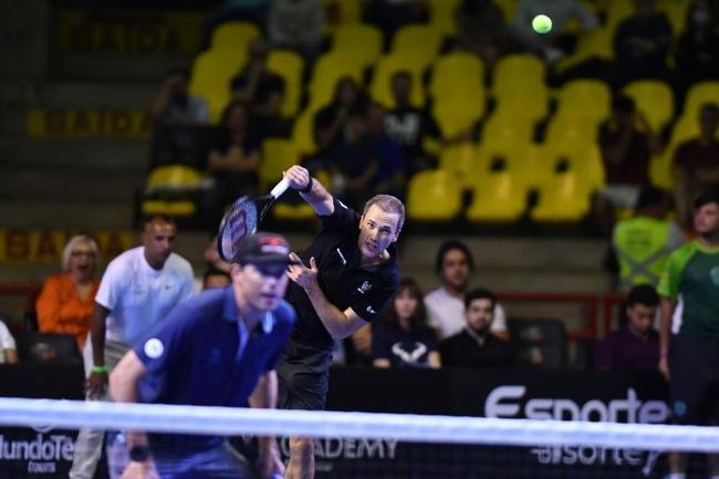 Cercado de amigos, familiares e com carinho do pblico, Bruno Soares se despediu oficialmente do tnis neste sbado (26), no Mineirinho, em BH. Multicampeo, tenista mineiro, de 40 anos, dividiu a quadra com Bob Bryan, Marcelo Melo e Rafael Matos