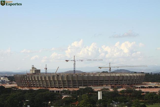 01/06/2012 - Panorama geral das obras de modernizao do Mineiro. Operrios trabalham intensamente na ampliao da cobertura e na montagem da esplanada, que abrigar novo estacionamento coberto.