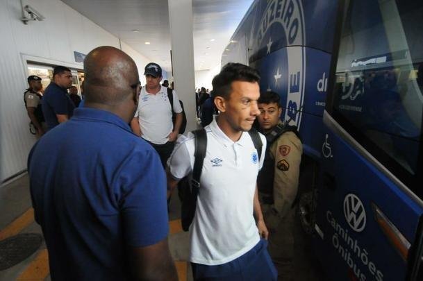No desembarque do Cruzeiro em Confins, após o jogo contra o Ceará, técnico Rogério Ceni foi ovacionado por torcedores presentes no aeroporto. Já o meia Thiago Neves, apontado como pivô do atrito com o técnico, foi criticado. Assim como treinador, goleiro Fábio foi ovacionado pelos cruzeirenses na chegada.