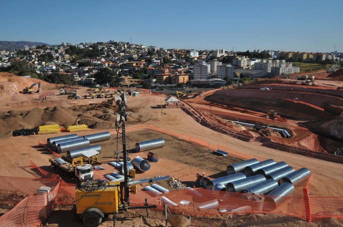 Nesta quarta-feira, a reportagem do Superesportes/Estado de Minas fez mais uma visita ao canteiro de obras da Arena MRV, futuro estdio do Atltico, no bairro Califrnia, em Belo Horizonte. A cada semana, o panorama muda bastante. No momento, a construo est em fase de terraplanagem. A boa notcia neste dia 26 de agosto  que a prefeitura da capital liberou o alvar que autoriza o incio das edificaes. (Alexandre Guzanshe/EM/D. A Press)