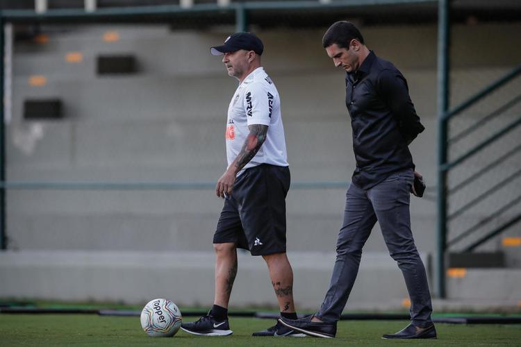 Em meados de novembro de 2020, o Atlético vivenciou um surto de COVID-19 na Cidade do Galo. Dias antes, Gabriel Andreata, gerente de futebol e braço direito de Sampaoli, promoveu uma festa que contou com a participação do treinador. A reunião com cerca de 60 pessoas repercutiu negativamente no clube, que perdeu peças importantes da equipe no período e acabou somando apenas quatro de nove pontos disputados.