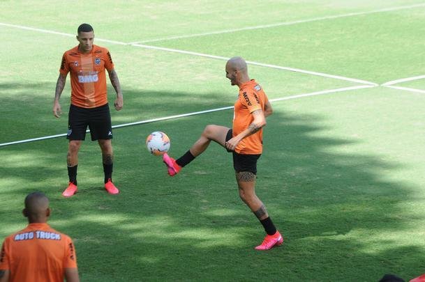 Treino do Atltico nesta segunda-feira, na Cidade do Galo, contou com a volta do meia  Juan Cazares. Direo no chegou a acordo para vend-lo a clube saudita. Tcnico Rafael Dudamel relacionou 23 jogadores para a viagem a Santa Fe, local da estreia na Sul-Americana, quinta-feira, contra o Unin-ARG. Jogador equatoriano ficou fora da lista.