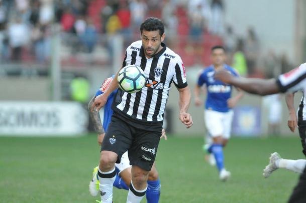 Ainda no primeiro tempo, o Atltico virou, com gols de Cazares, de falta, e Fred: 2 a 1