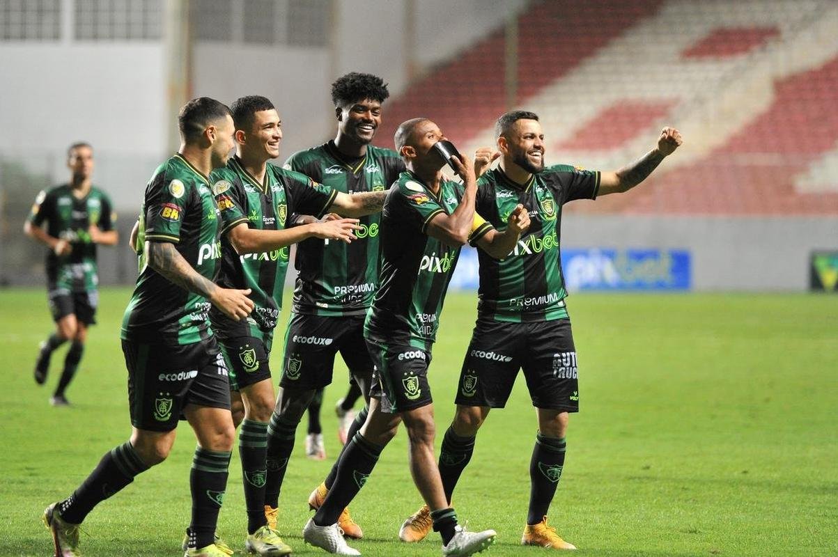 Fotos do gol de Juninho, o terceiro do Amrica na partida contra o Grmio, no Independncia, em BH, pelo Brasileiro: 3 a 0