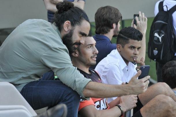 Seleo Argentina treinou nesta tera na Cidade do Galo com Lionel Messi. O craque cobrou faltas, afiou a pontaria e, em seguida, deixou a atividade mais cedo para se poupar. Na parte final, o tcnico Bauza orientou um trabalho em campo reduzido