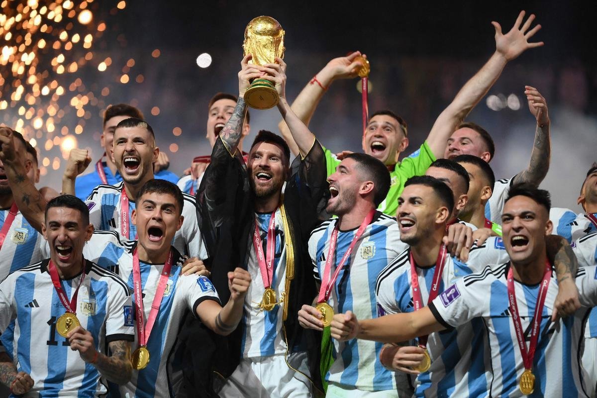 Messi ergue a taa de campeo da Copa do Mundo! Festa da Argentina no Estdio Icnico de Lusail, no Catar, com o tricampeonato mundial