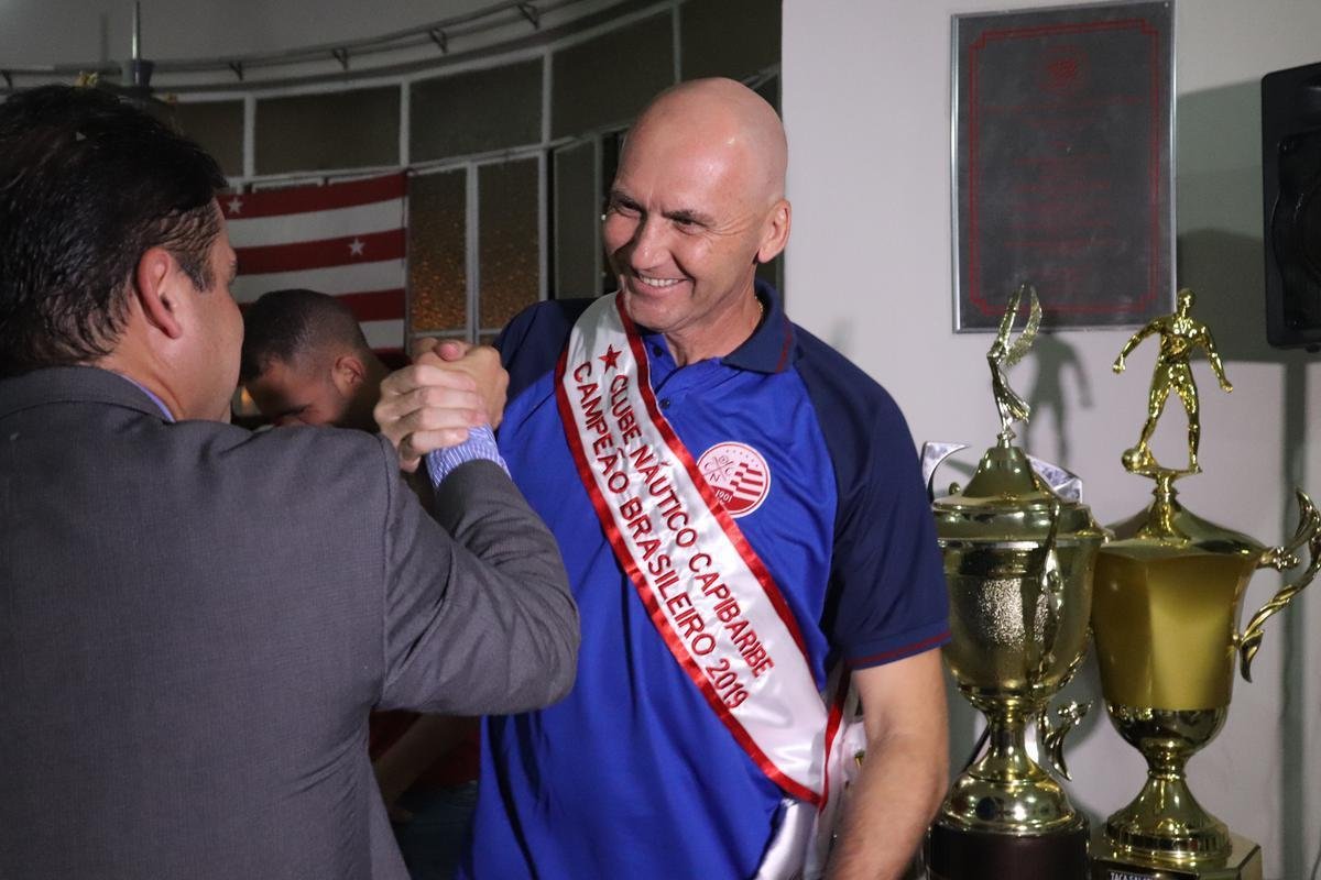 Após o título da Série C, o técnico Gilmar Dal Pozzo recebe das mãos do presidente Edno Melo e do vice-presidente Diógenes Braga a faixa de campeão na cerimônia de entrega da taça ao memorial do clube