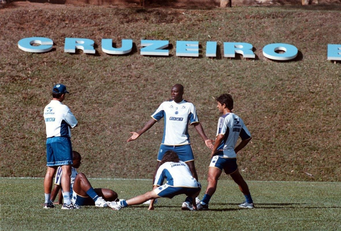 Fotos do zagueiro Joo Carlos em suas passagens pelo Cruzeiro, entre 1996 e 2001