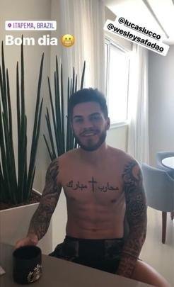 O meia Nathan, do Atlético, curte os primeiros dias de férias em Itapema-SC