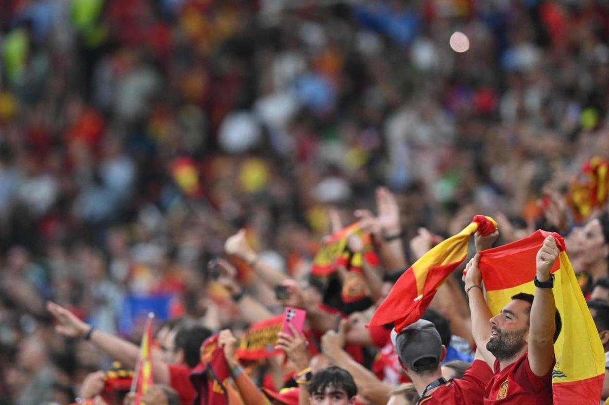 Fotos das torcidas de Espanha e Alemanha, no jogo deste domingo, no Estdio Al Bayt, em Al Khor, pelo Grupo E da Copa do Mundo