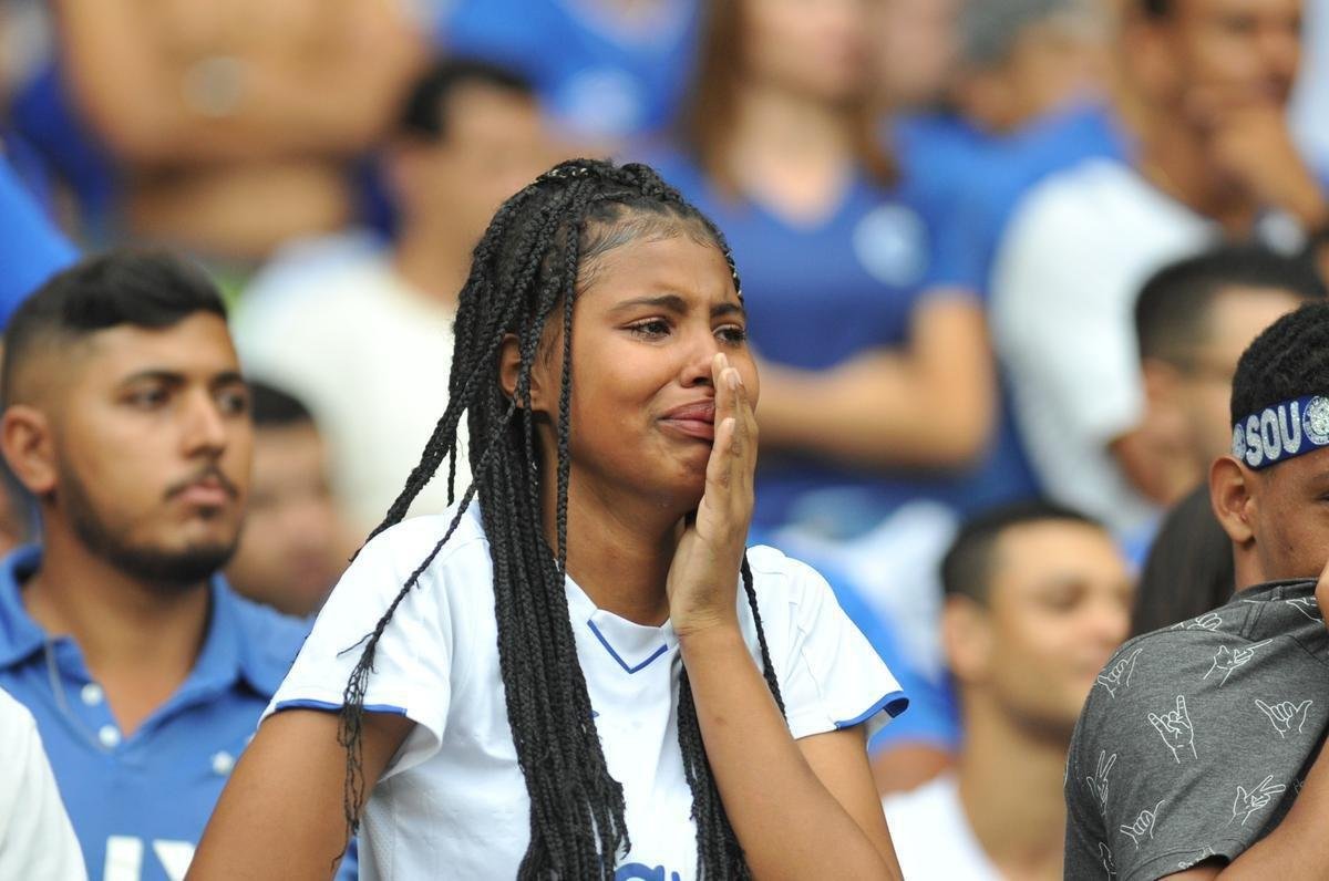 Torcedores choram no Mineiro com derrota e rebaixamento do Cruzeiro