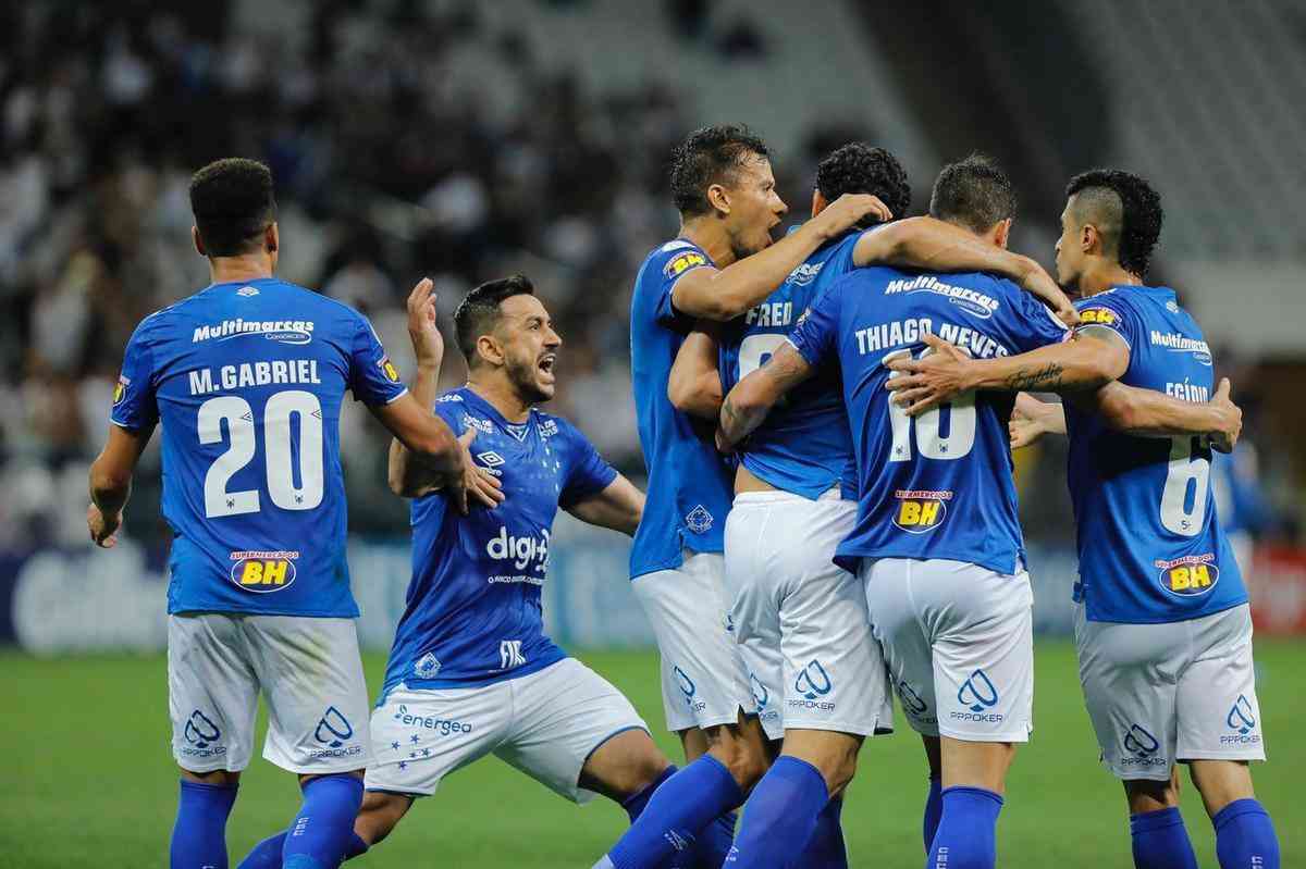 Com gols de Fred e derson, Cruzeiro venceu Corinthians de virada, por 2 a 1, em So Paulo, e saiu da zona de rebaixamento do Campeonato Brasileiro