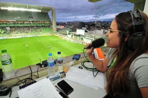 Rdio Inconfidncia inova e lana jornalista Isabelly Morais, de 20 anos, como narradora esportiva. Nesta tera, ele estreou transmitindo a partida entre Amrica e ABC-RN, no Independncia, pela Srie B do Brasileiro.