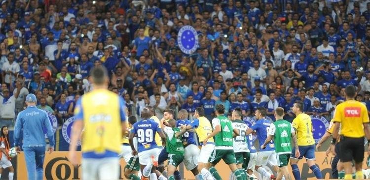 Depois da classificao diante do Palmeiras, jogadores e torcida do Cruzeiro festejaram no Mineiro a passagem  final da Copa do Brasil